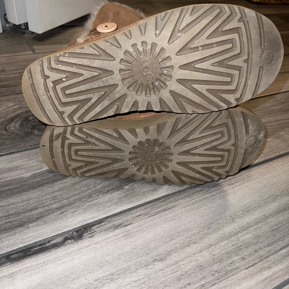 UGG Bailey Button - Picture 4 of 4